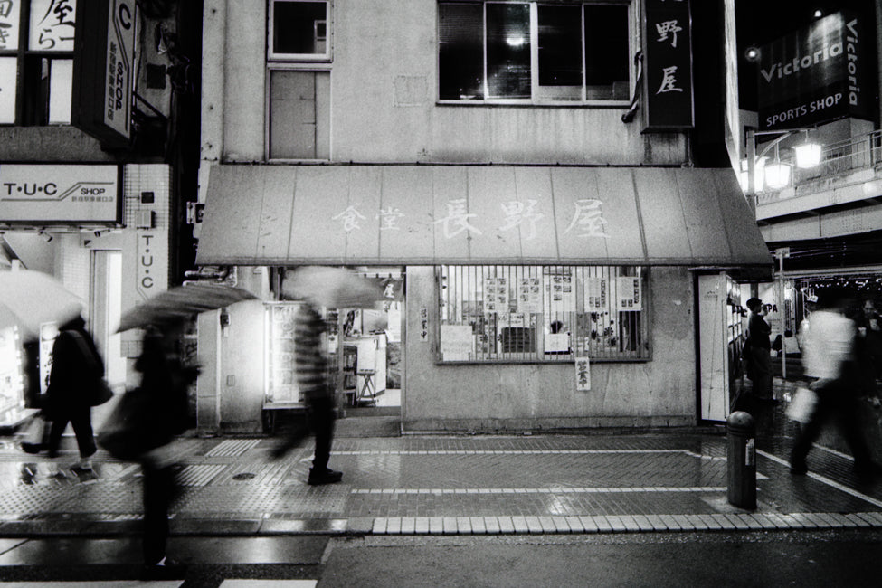 【レビュー・作例】Konica HEXAR RF × SUPER-ANGULON-M 21mm f/3.4｜雨の新宿をモノクロフィルムで切り取る