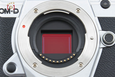 【中古】OLYMPUS オリンパス OM-D E-M5 Mark III シルバー ミラーレス一眼カメラ シャッター回数僅少