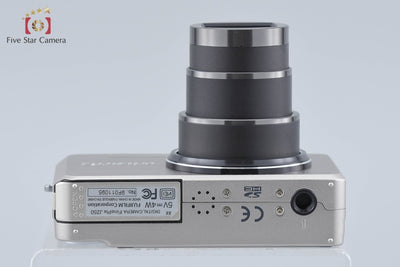 【中古】FUJIFILM 富士フイルム FINEPIX J250 シルバー コンパクトデジタルカメラ