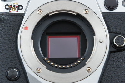 【中古】OLYMPUS オリンパス OM-D E-M5 Mark II シルバー ミラーレス一眼カメラ シャッター回数僅少 元箱付き
