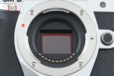【中古】OLYMPUS オリンパス OM-D E-M10 Mark III EZ ダブルズームキット シルバー シャッター回数僅少 元箱付き